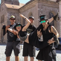 Trotz Temperaturen jenseits der 30 Grad waren die meisten Fans in der Altstadt ganz in Schwarz gekleidet. (Foto: Constantin Prosch)