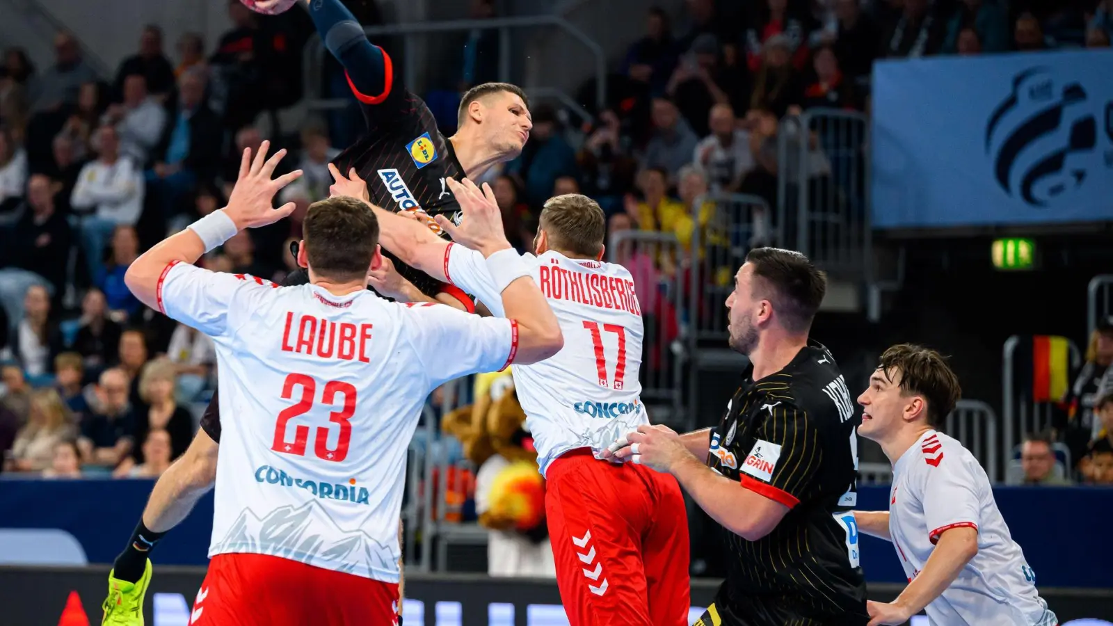 Jannik Kohlbacher (2.v.r.) und Sebastian Heymann fallen für die Handball-WM aus. (Foto: Marco Wolf/dpa)