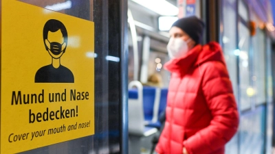 Während der Pandemie war es zwischenzeitlich untersagt, ohne Maske in der Bahn mitzufahren. Verstöße wurden mit Bußgeldern geahndet. Nun sollen alle noch offenen Verfahren im Freistaat eingestellt werden. (Archivbild) (Foto: Tobias Hase/dpa)