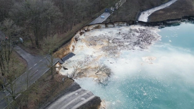 Straße abgerutscht (Foto: Marc Gruber/ tv7news.de/dpa)