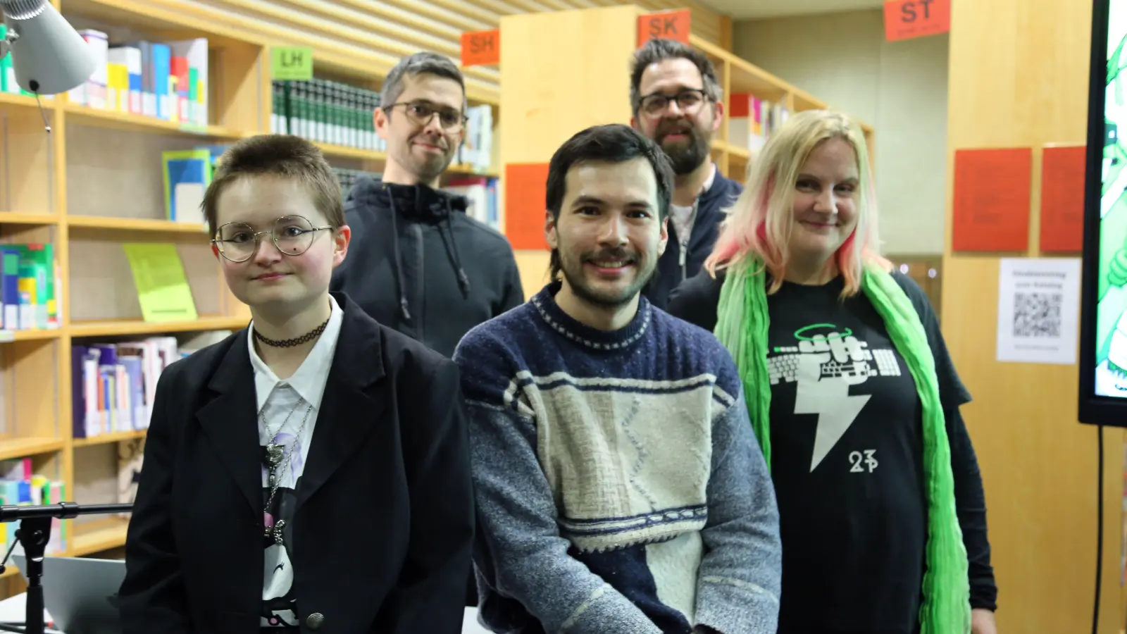 Gaben eine Comic-Lesung in der Hochschule Ansbach: Anastasia Braun, Jeff Chi, Lisa „Mullana“ Schmidt (vorne, von links), Julian Reichel (links) und Sebastian Stamm. (Foto: Martina Kramer)