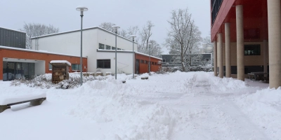 Am Montag blieben die Pausenhöfe – wie hier am Löhe-Campus in Neuendettelsau – leer. Für den Dienstag fällt die Entscheidung für jeden Schulbezirk neu.  (Foto: Antonia Müller)