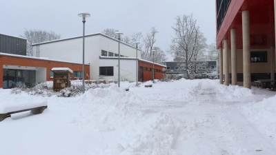Am Montag blieben die Pausenhöfe – wie hier am Löhe-Campus in Neuendettelsau – leer. Für den Dienstag fällt die Entscheidung für jeden Schulbezirk neu.  (Foto: Antonia Müller)