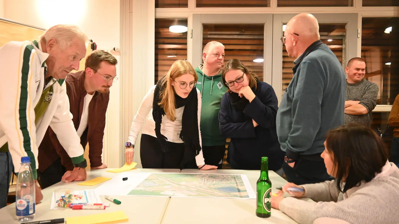 Stadtarchitekt Constantin Rühl (Zweiter von links) leitete gemeinsam mit seinem Vater Matthias Rühl den Workshop mit Anwohnern der Bahnhofstraße am Donnerstagabend in der Dorflinde. (Foto: Judith Marschall)