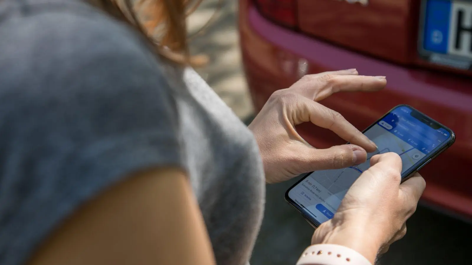 Vor der Fahrt aktivieren: Google Maps kann sogenannte Bluetooth-Beacons nutzen, um die Navigation vorübergehend auch ohne GPS-Signal zu gewährleisten. (Foto: Christin Klose/dpa-tmn)