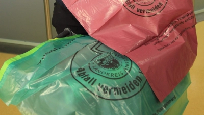 Wenn die Mülltonne mal nicht reicht, kann man beim Landkreis Ansbach Zusatzsäcke kaufen. Für Pflegebedürftige gab es bisher eine bestimmte Menge davon kostenlos. Jetzt wird stattdessen ein Pflegebonus bezahlt, was aber im Fall einer Familie in Heilsbronn zu hohen Mehrkosten führt. (Archivfoto: Fabian Hähnlein)