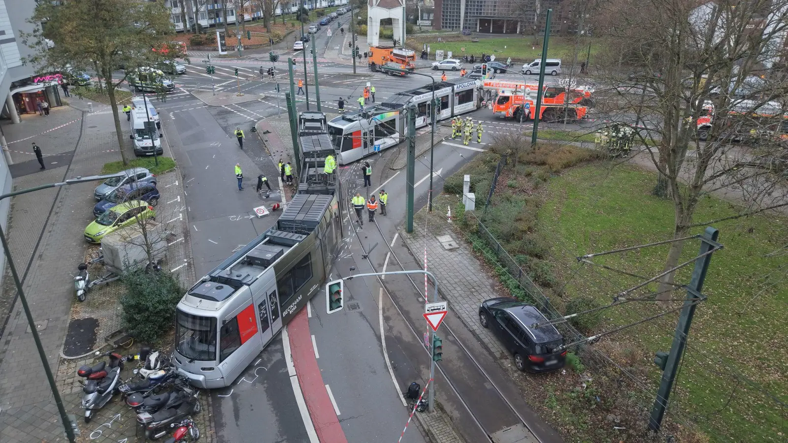 Die Straßenbahn wurde in der Mitte auseinandergerissen. (Foto: David Young/dpa)