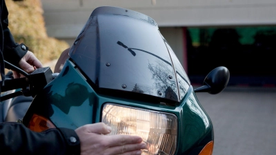 Saisonstart sicher angehen: Vor der ersten Ausfahrt im Frühjahr sollten Motorrad und Ausrüstung gründlich geprüft werden. (Foto: Silvia Marks/dpa-tmn)