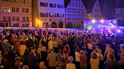 Eine italienische Musiknacht hatte der Marktplatz auch schon vor zwei Jahren erlebt. Damals präsentierten die „Dolci Signori“ Pop-Klassiker. Am Freitag, 11. Juli, soll es wieder stimmungsvoll werden, dann bei berühmten Opernarien aus der Feder italienischer Komponisten. (Archivfoto: Jürgen Binder)