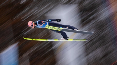 DSV-Athlet Karl Geiger kam mit Constantin Schmid, Severin Freund und Markus Eisenbichler beim Teamwettbewerb in Lahti auf den dritten Platz. (Foto: Georg Hochmuth/APA/dpa)