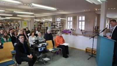 OB Thomas Deffner machte beim Gedenken an die Bücherverbrennung des NS-Regimes deutlich, dass die Aktion im Mai 1933 der Auftakt zu weiteren Repressalien der nationalsozialistischen Machthaber gegen unliebsame Literaten und Journalisten war. (Foto: Alexander Biernoth)