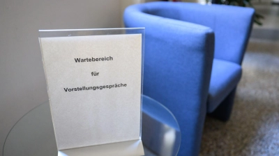 Bewerbungen werden inzwischen oft mit Hilfe von Künstlicher Intelligenz geschrieben - und teilweise sogar entschieden (Symbolbild).  (Foto: Julian Stratenschulte/dpa)