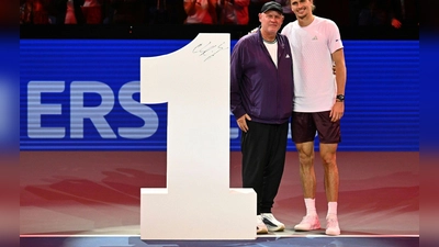 Zweimal Alexander und die Eins: Tennis-Champion Zverev mit seinem Vater. (Foto: Helmut Fohringer/APA/dpa)