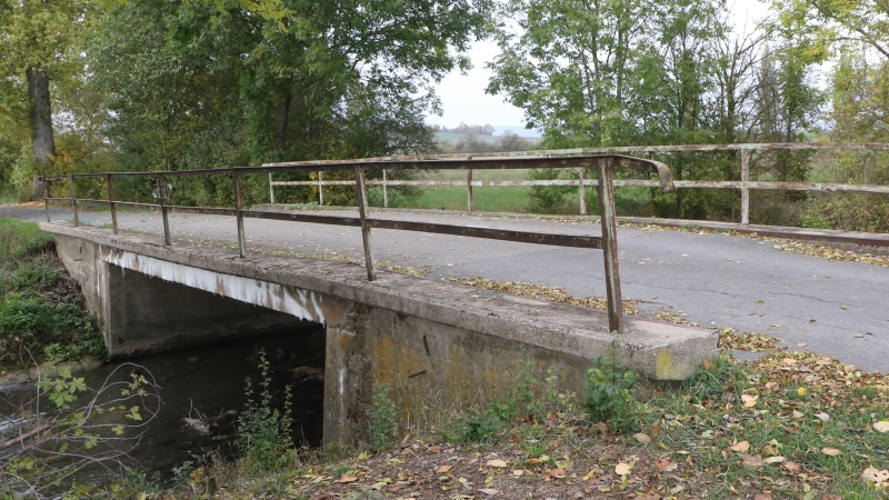 Gefährlicher Weg über die Aisch: Gleich drei Brücken im Ipsheimer Ortsteil Oberndorf müssen erneuert werden. (Foto: Alexander Rausch)