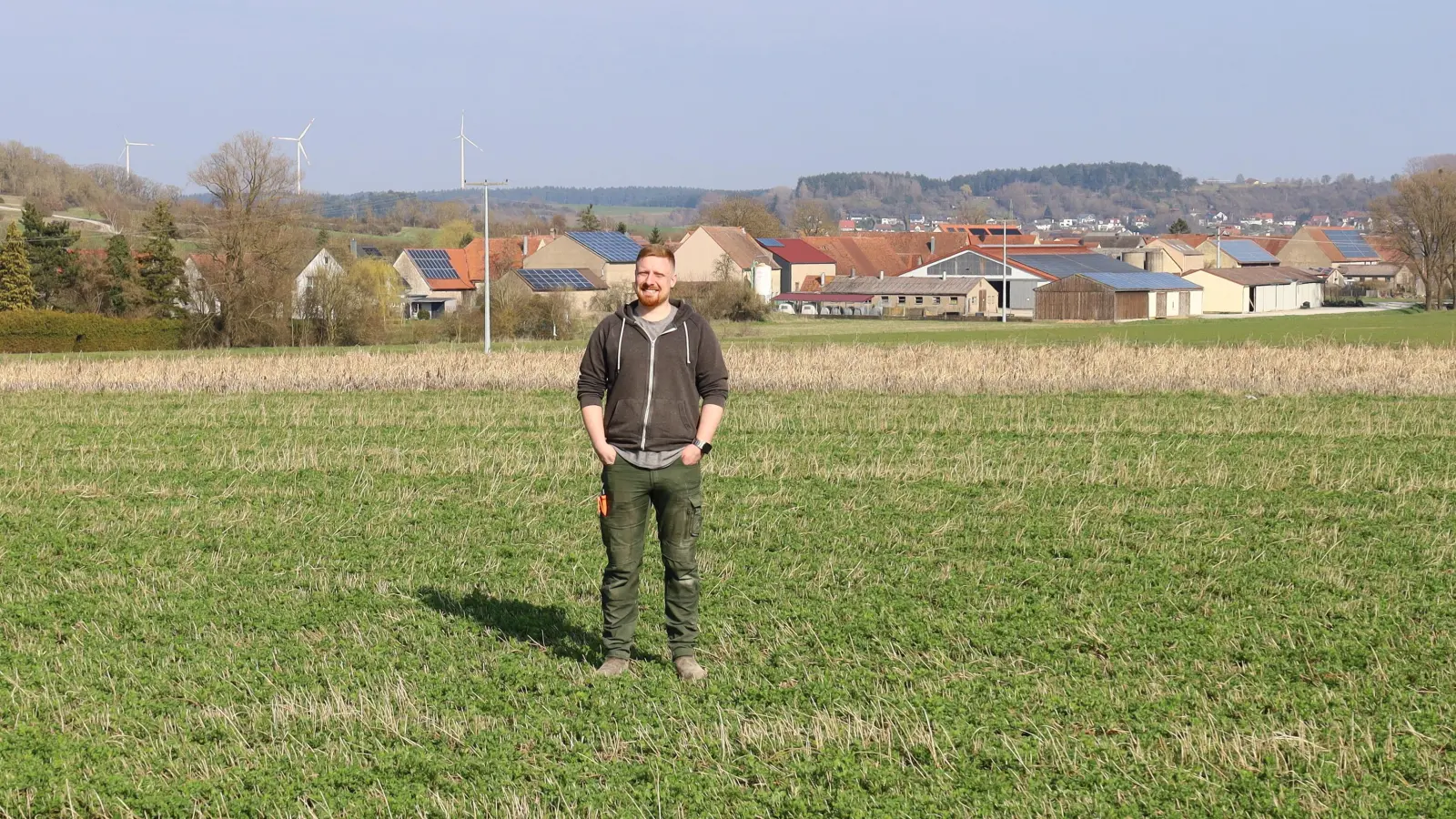 Der Landwirt Christian Leidenberger will auf diesem Acker südwestlich von Zailach einen Stall für 12.000 Hennen errichten. (Foto: Alexander Biernoth)