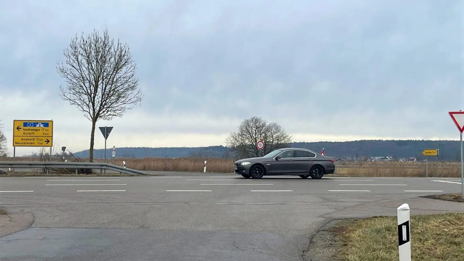 Westlich von Herriedens Stadtteil Neunstetten kam es immer wieder zu Unfällen, weshalb die Geschwindigkeit auf der Staatsstraße 1066 hier nun auf 70 Kilometer pro Stunde reduziert wird. Die nachrangigen Straßen erhalten Stop-Schilder. (Foto: Landratsamt Ansbach/Markus Leisner)