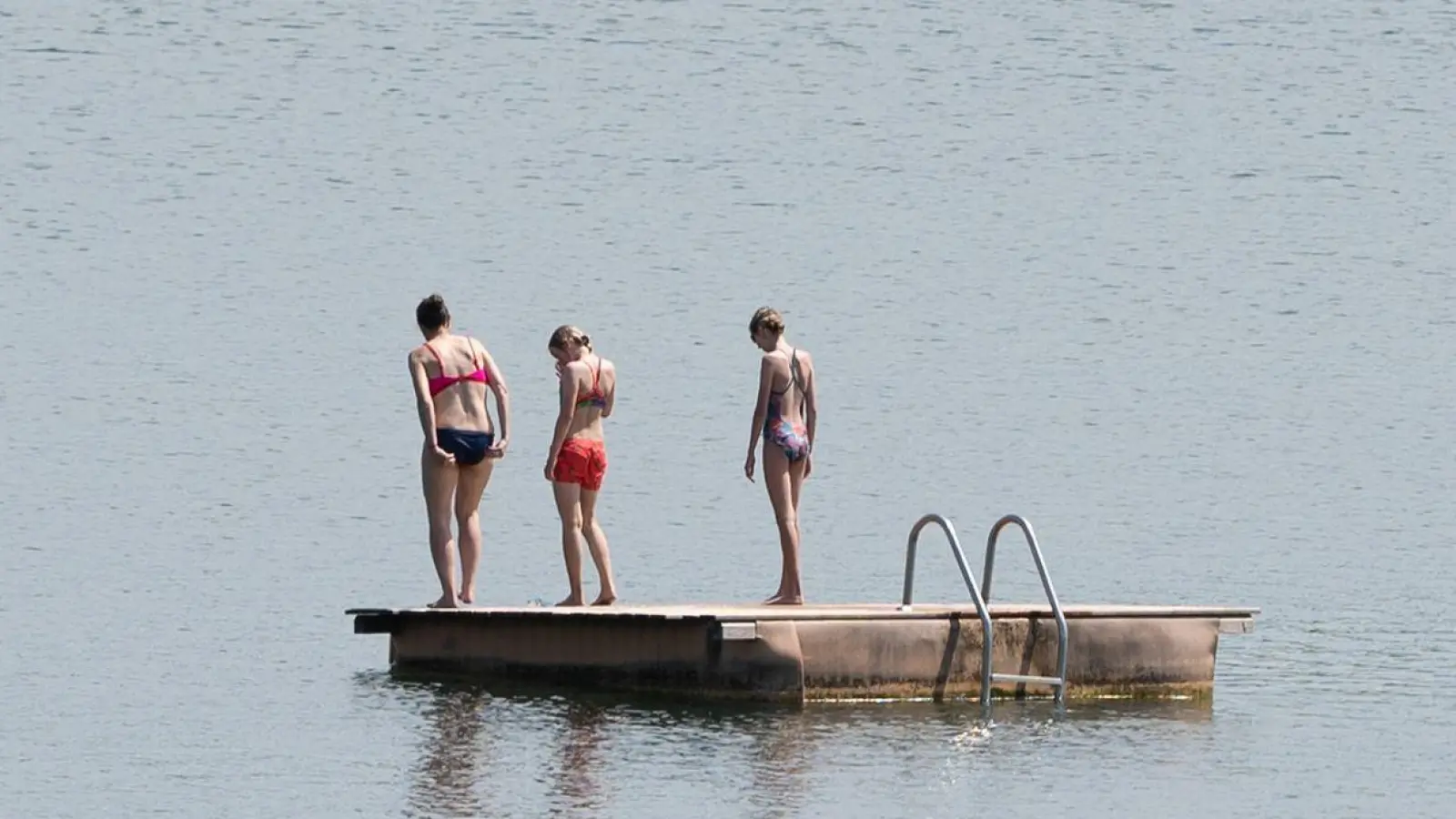 Badegäste im Badesee Birkwitz. Europaweit erreichen knapp 94 Prozent aller Badestellen eine ausgezeichnete oder gute Wasserqualität. (Foto: Sebastian Kahnert/dpa-Zentralbild/dpa)