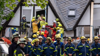 Eine Woche ist es nun her, dass die Verschütteten aus den Trümmern gerettet wurden. (Foto: Harald Tittel/dpa)