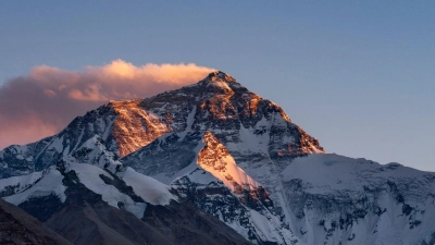 Der Sonnenuntergang färbt den Gipfel des Mount Everest. (Foto: Zhang Rufeng/XinHua/dpa)