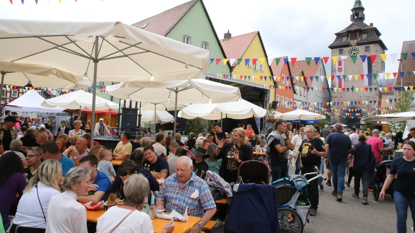 Das Altstadtfest in Leutershausen war ein Treffpunkt für alle Generationen. (Foto: Alexander Biernoth)