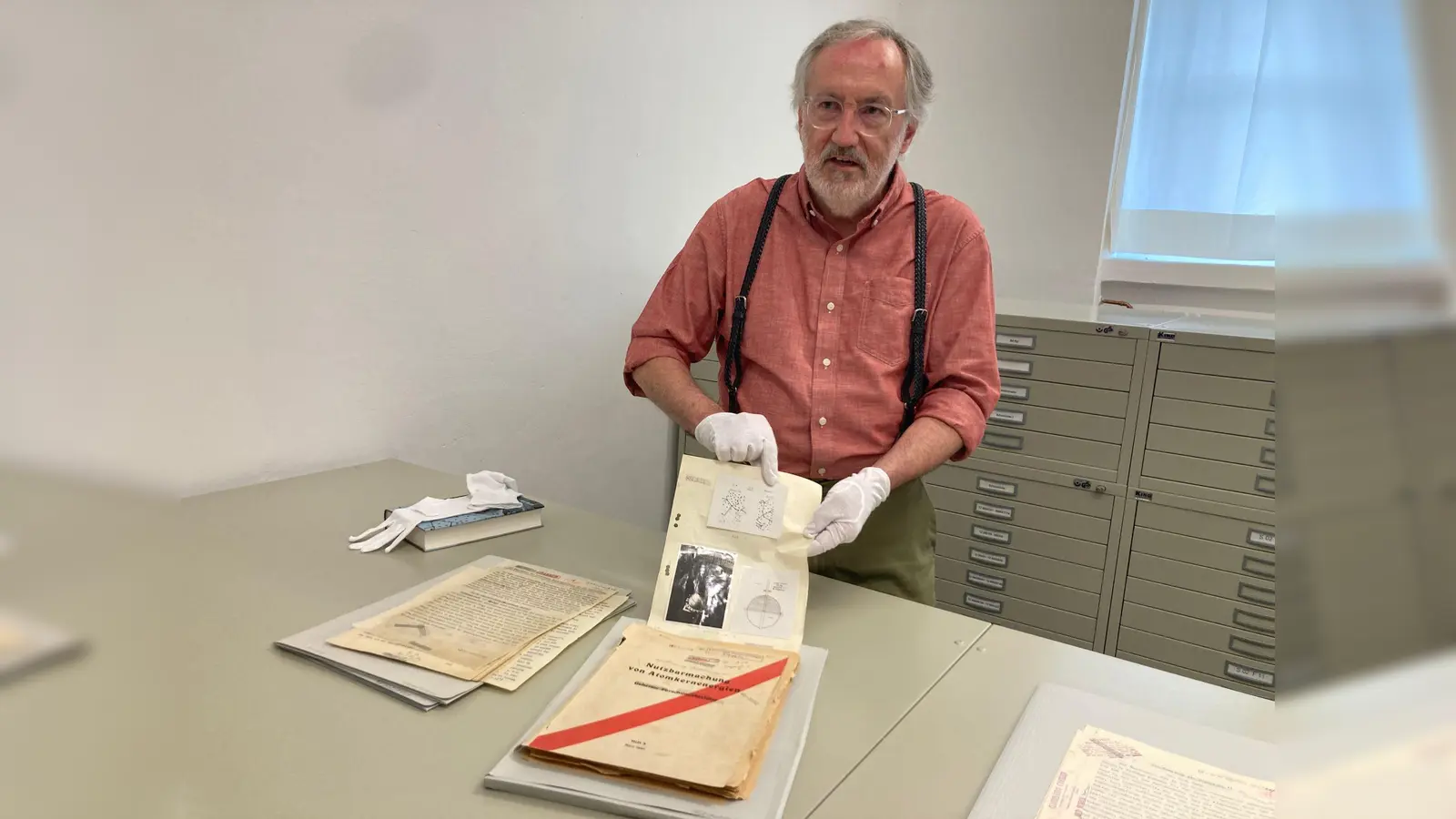 Der US-Historiker Mark Walker präsentiert im Deutschen Museum anhand von Dokumenten neue Erkenntnisse zu Hitlers Atomprogramm - und seinem Scheitern.  (Foto: Sabine Dobel/dpa)