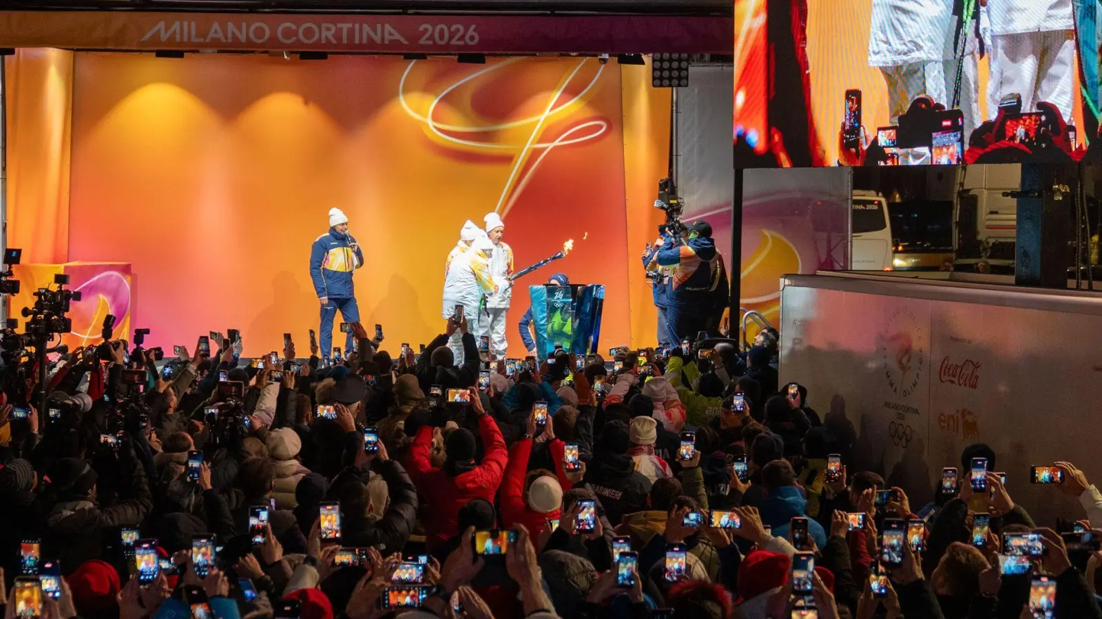 Das olympische Feuer ist in Cortina angekommen. (Foto: Thomas Gaspari Bandion/IPA via ZUMA Press/dpa)