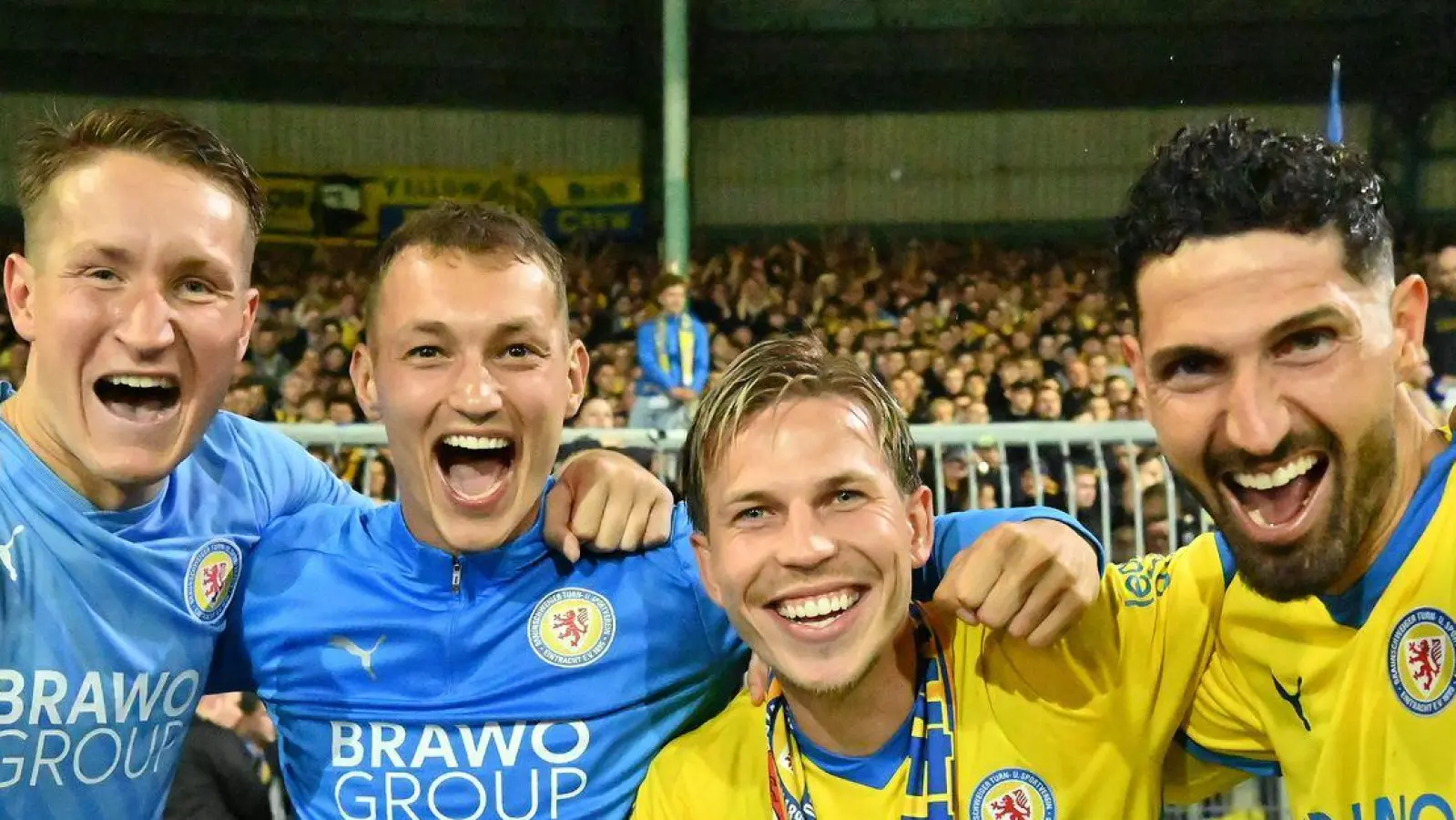 Kritisiert den eigenen Verein: Braunschweigs Sven Köhler (2. v.l.), zusammen mit Ron-Thorben Hoffmann, Lino Tempelmann und Fabio Kaufmann nach der erfolgreichen Relegation gegen den 1. FC Saarbrücken. (Foto: Swen Pförtner/dpa)