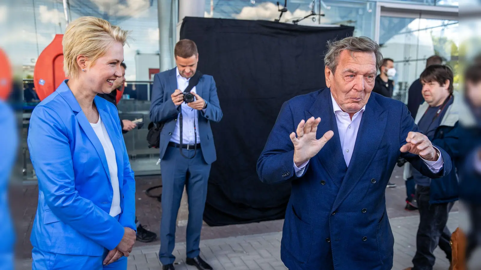 Der Landtagsausschuss zur Klimastiftung MV beharrt darauf, dass der frühere Bundeskanzler Gerhard Schröder (SPD) persönlich vor dem Gremium aussagt. (Archivbild)  (Foto: Jens Büttner/dpa-Zentralbild/dpa)