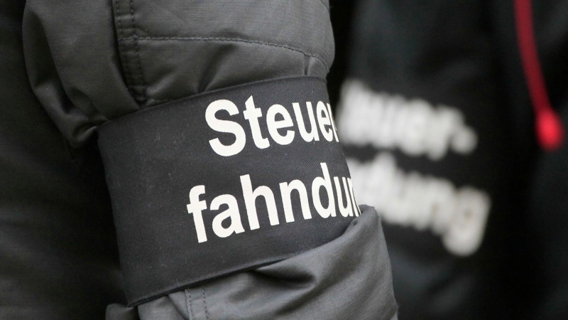 Konsequenzen einer Steuerhinterziehung: Deutsche Gerichte verhängen jährlich tausende Urteile, die zu hohen Geldstrafen oder langjährigem Freiheitsentzug führen können. (Foto: Sebastian Willnow/dpa)