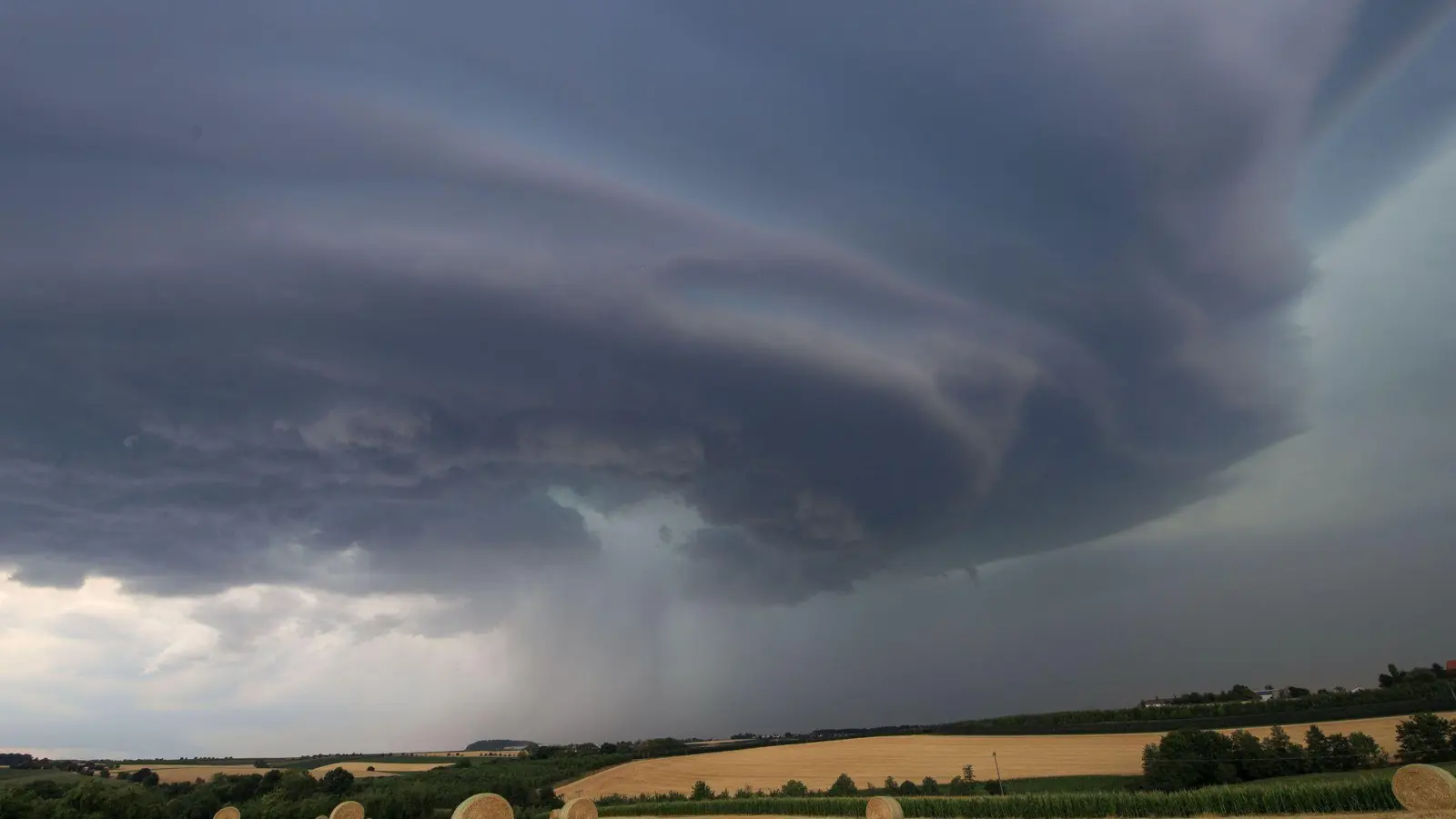 Der Deutsche Wetterdienst rechnet erneut mit Gewittern über Deutschland (Archivbild) (Foto: Alexander Wolf/onw-images/dpa)
