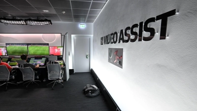 Die Arbeit an den Monitoren erfordert hohe Konzentration.  (Foto: Federico Gambarini/dpa)