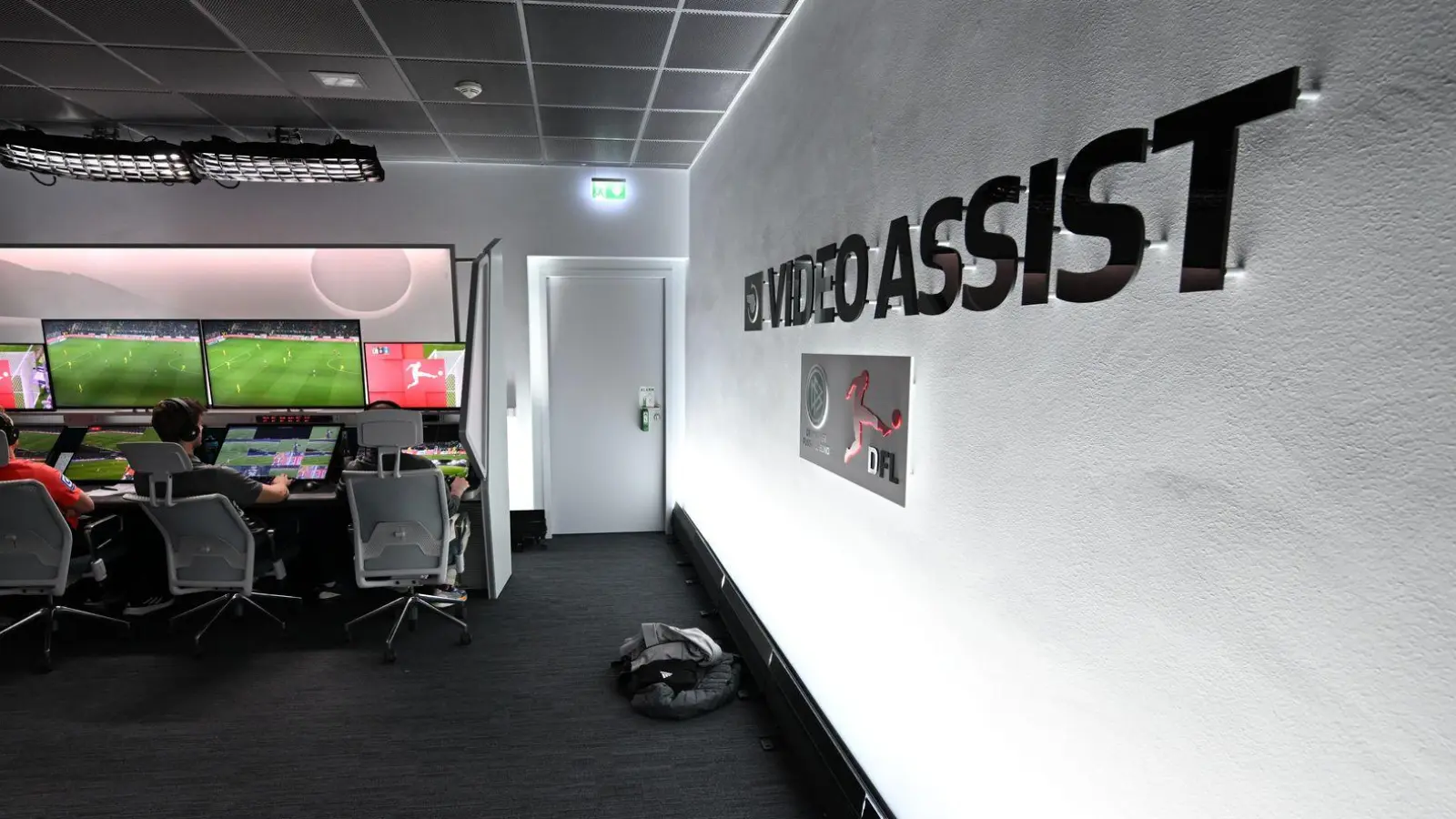 Die Arbeit an den Monitoren erfordert hohe Konzentration.  (Foto: Federico Gambarini/dpa)