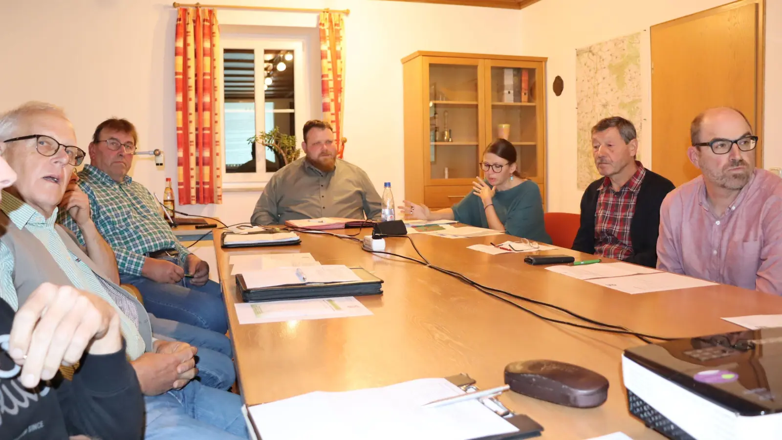 Wird die Arbeit des Simmershofener Bürgermeisters künftig hauptamtlich? Darüber konnte sich das Ratsgremium um Amtsinhaber Florian Hirsch (am Kopf des Tisches) diese Woche noch nicht einigen und will dies nun voraussichtlich nächste Woche tun. (Foto: Alfred Gehring)