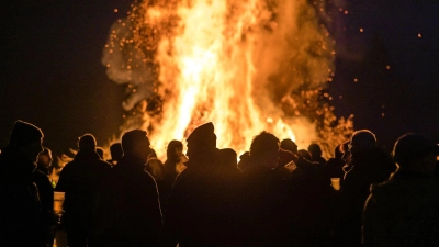 Ein gelungenes Osterfeuer bringt die Menschen zum friedlichen Feiern zusammen. In Bechhofen muss das Fest am Sonntagabend aber ausfallen. (Symbolbild: Frank Hammerschmidt/dpa/dpa-tmn)