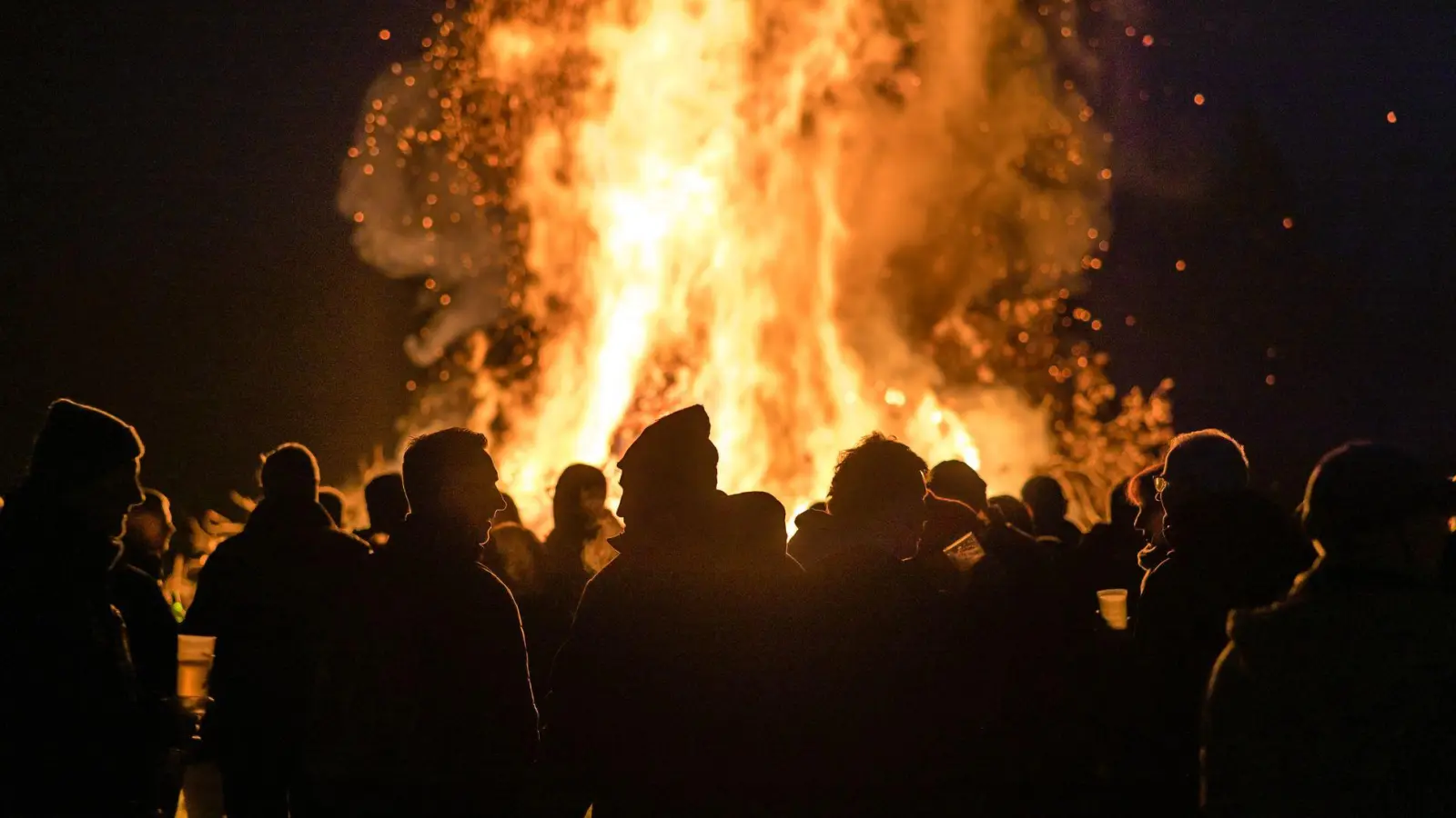 Ein gelungenes Osterfeuer bringt die Menschen zum friedlichen Feiern zusammen. In Bechhofen muss das Fest am Sonntagabend aber ausfallen. (Symbolbild: Frank Hammerschmidt/dpa/dpa-tmn)