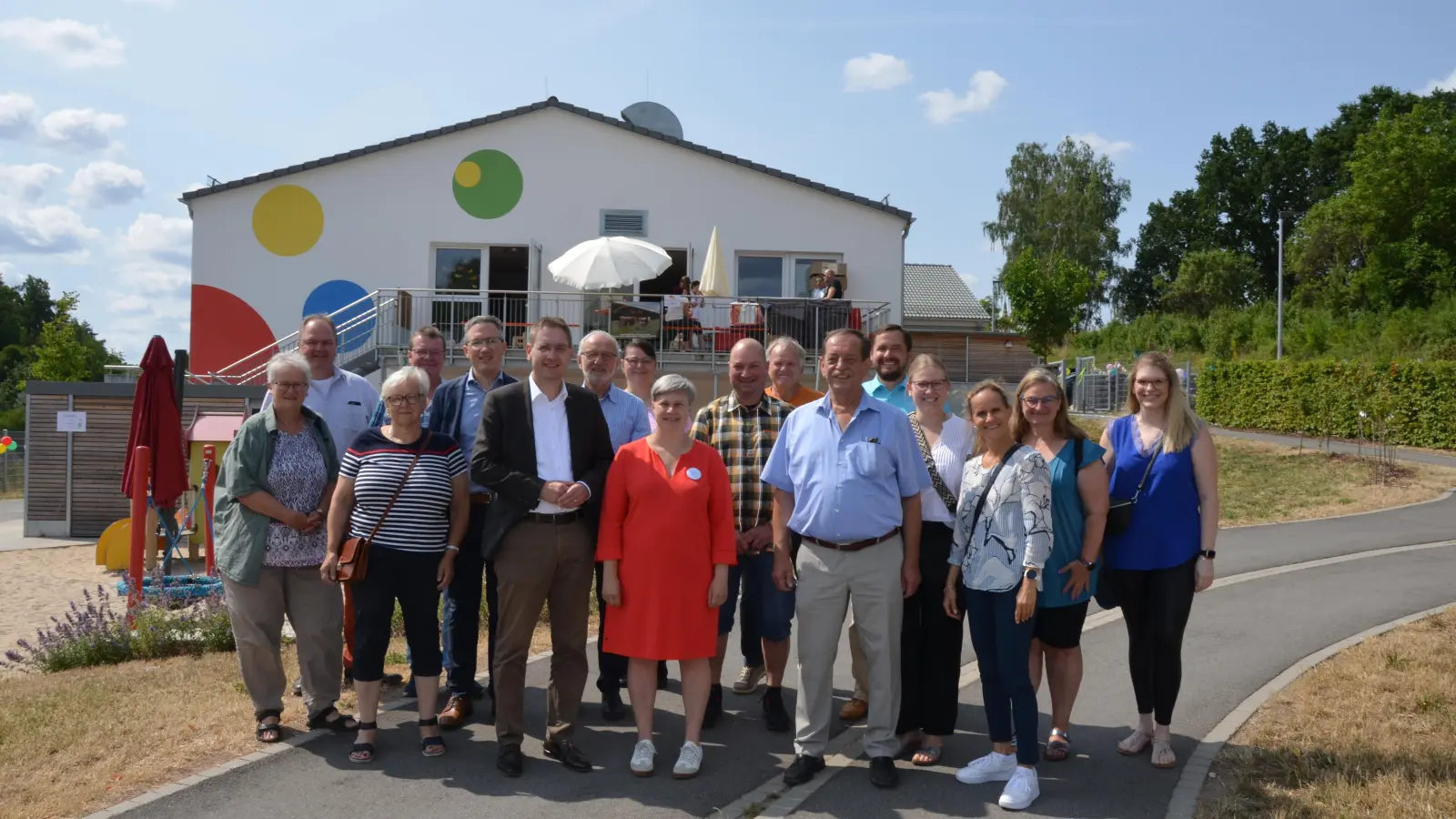 Bürgermeister Rainer Erdel, Einrichtungsleiterin Manuela Klemens, Bauplaner Heinz Scheuenstuhl und viele Gemeinderäte haben die neue Kindertageseinrichtung Kunterbunt am Meisterweg eingeweiht. (Foto: Yvonne Neckermann)