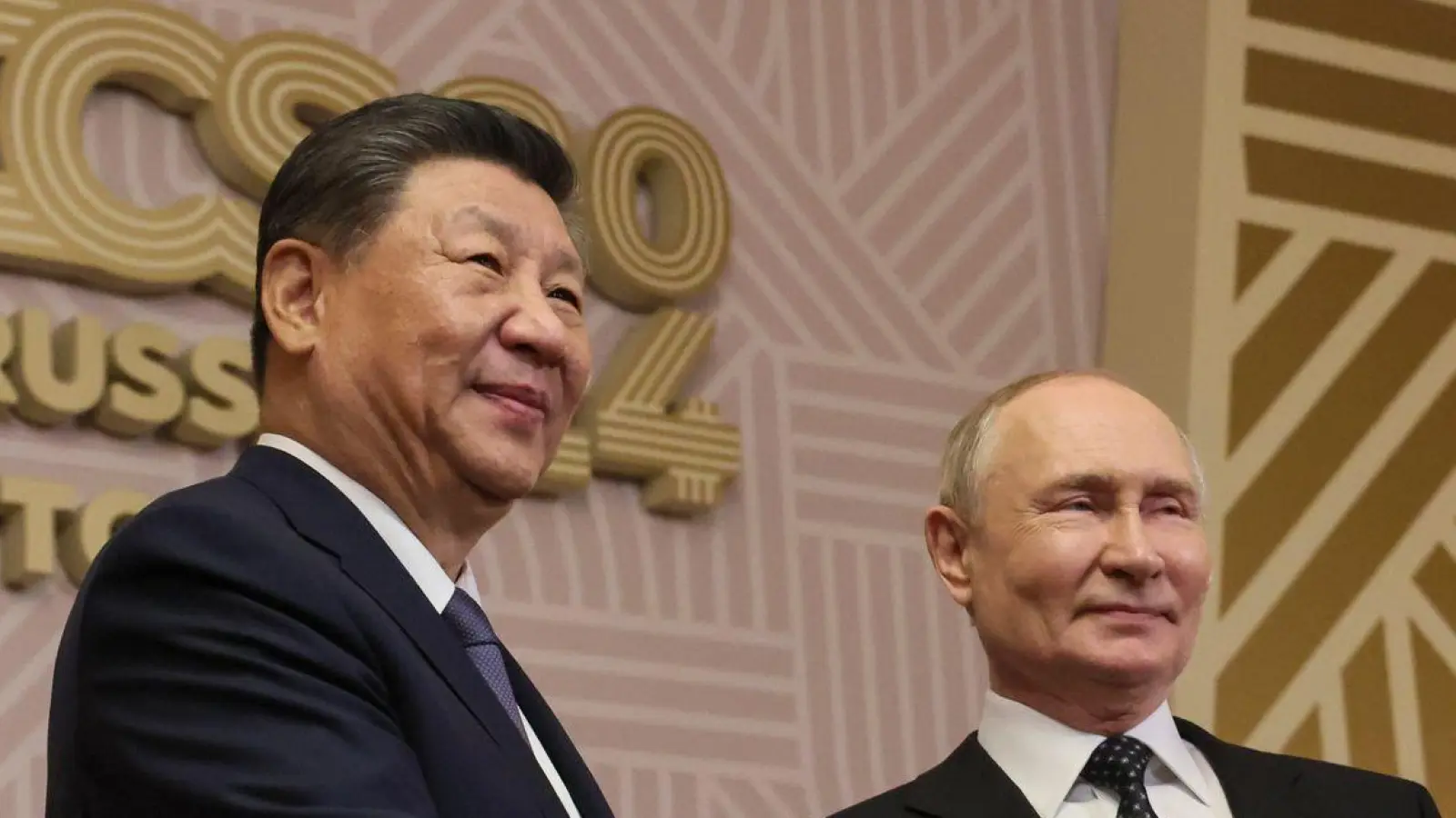 Der Gastgeber und sein wichtigster Gast: Putin mit dem chinesischen Staatschef Xi. (Foto: Maxim Shipenkov/Pool EPA/AP)