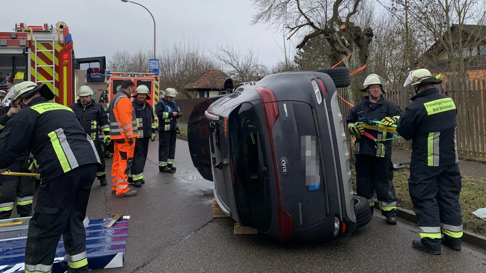 Ein Auto kippte auf dem Bad Windsheimer Bauhofwall auf die Seite. (Foto: Sylvia Fehlinger)