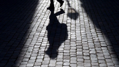 Die Opferschutzorganisation Weißer Ring spricht von schweren seelischen Belastungen wie Schlaflosigkeit und Angstzuständen infolge von Überfällen. (Symbolbild) (Foto: Federico Gambarini/dpa)