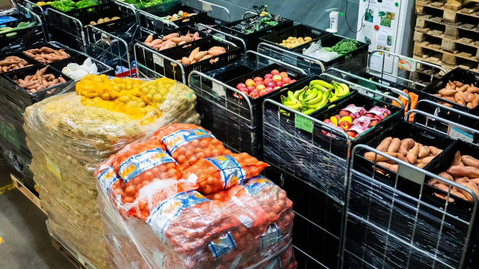 Keine Engpässe aber absehbar steigende Preise für Obst und Gemüse dürften laut Expertinnen die Folgen der diesjährigen heimischen Ernte sein. (Symbolbild) (Foto: Christoph Soeder/dpa)