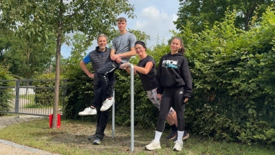 Erste Versuche an einer fertiggestellten Station (von links): Olli Hois, Joris Volkers, Katja Dauer-Kemmetmüller und Marlene Müller entwickeln das Übungskonzept. Foto ((Selbstauslöser): Marlene Müller)