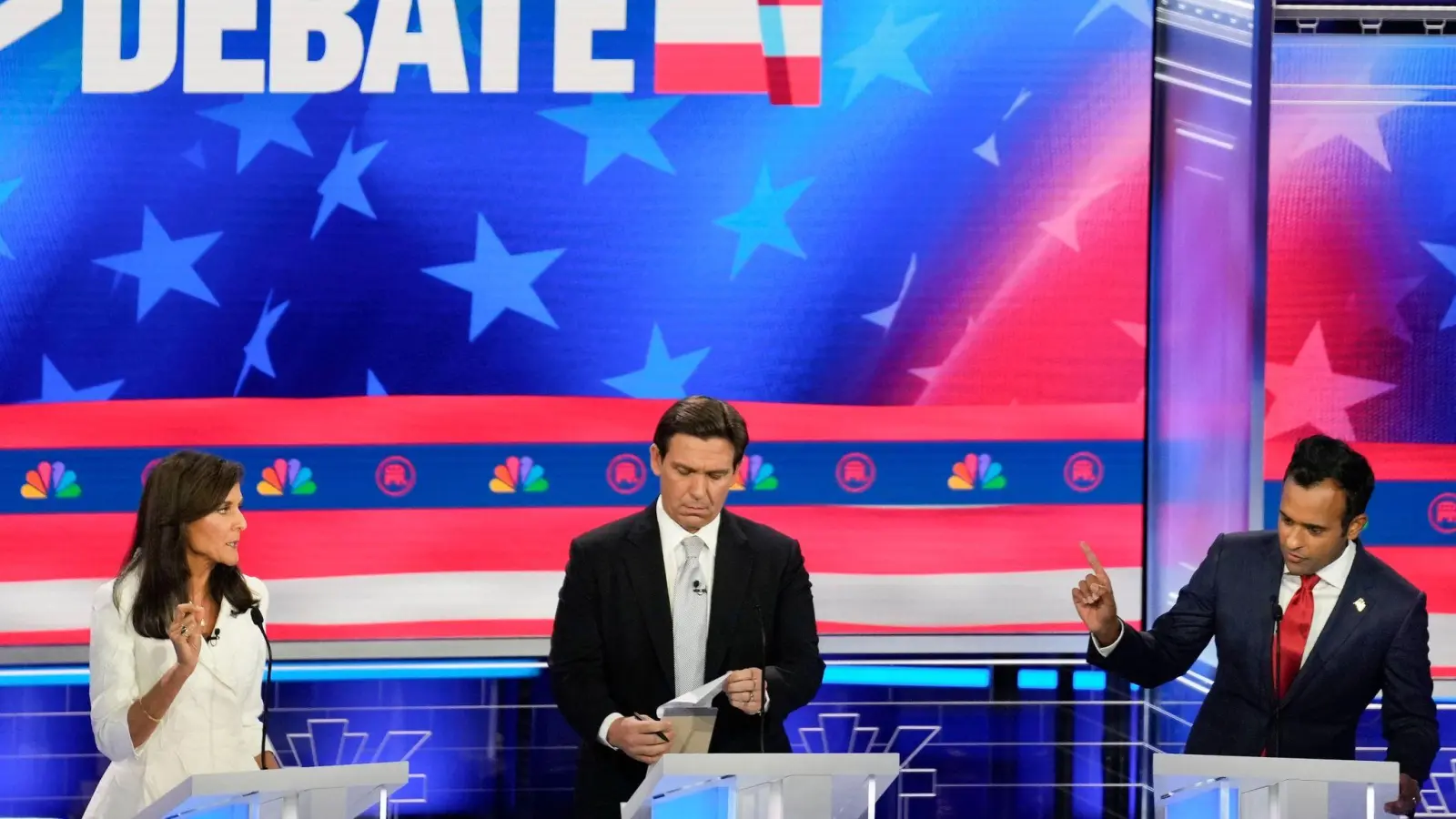 Nikki Haley (l-r), Ron DeSantis und Vivek Ramaswamy sind Präsidentschaftsanwärter. (Foto: Rebecca Blackwell/AP/dpa)