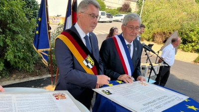 Die Bürgermeister Wolfgang Lampe (links) und Charles Ferré unterzeichneten die Partnerschaftsurkunde nach 25 Jahren erneut.  (Foto: Stadt Uffenheim)