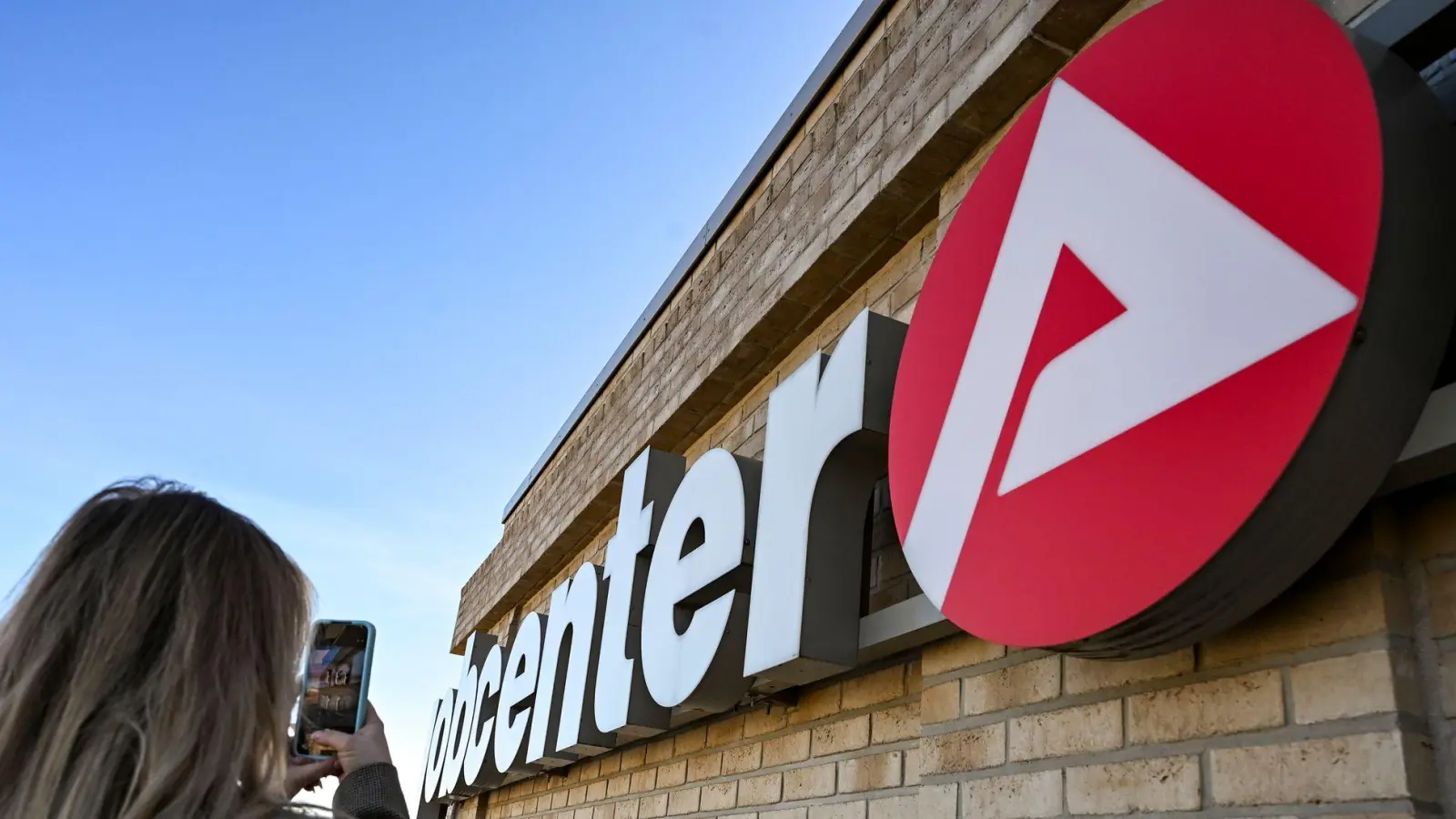 Die neue Weisung an die Jobcenter greift zum 1. Juli - dann tritt auch die Reform des bisherigen Bürgergelds in Kraft, das künftig Grundsicherung heißt. (Symbolbild) (Foto: Jens Kalaene/dpa)