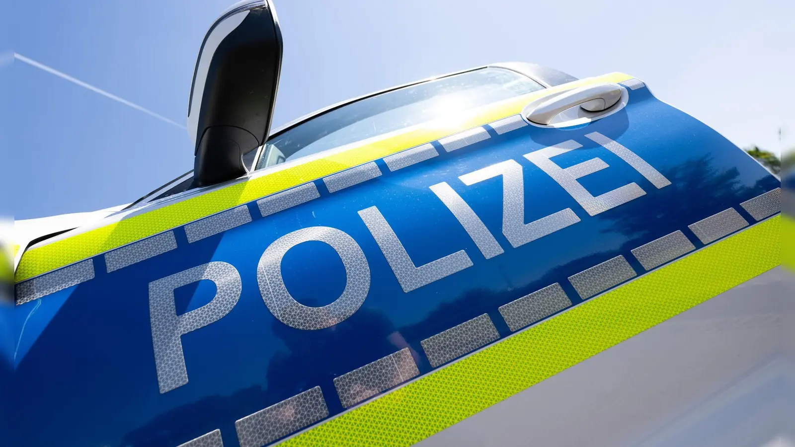 Während der Bergung eines steckengebliebenen Busses zwischen Ansbach und Weihenzell musste die Straße zeitweise gesperrt werden. (Symbolbild: Boris Roessler/dpa)