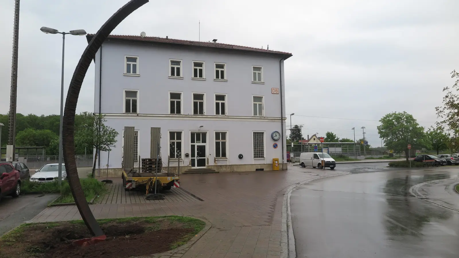 Das Heilsbronner Bahnhofsgebäude steht leer. Weil die geschätzten Kosten für den Umbau gestiegen sind, gibt es im Rathaus Zweifel, ob der Umbau zum „Musikbahnhof“ zeitnah finanziert werden kann. (Foto: Eckard Dürr)