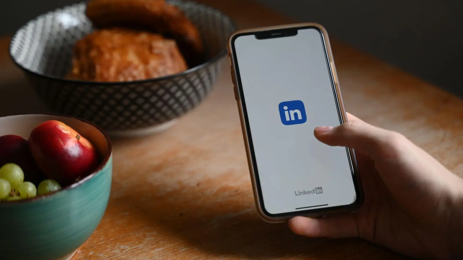 Man „kennt“ sich von LinkedIn - irgendwie. Aber ist das ein Grund, jemandem ungefragt Werbung zu schicken. Ganz klar Nein, sagt das Amtsgericht Düsseldorf. (Foto: Alicia Windzio/dpa)