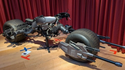 Das ikonische Motorrad von Superheld Batman aus den Filmen „The Dark Knight” und „The Dark Knight Rises”. (Foto: Philip Dethlefs/dpa)