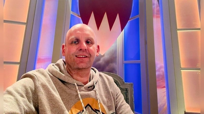 Mittwoch Vormittag bei der Probe für „Fastnacht in Franken“: Sitzungspräsident Christoph Maul, noch in Zivil. Sein Faschings-Dienstanzug war da noch nicht geliefert. (Foto: Christoph Maul)