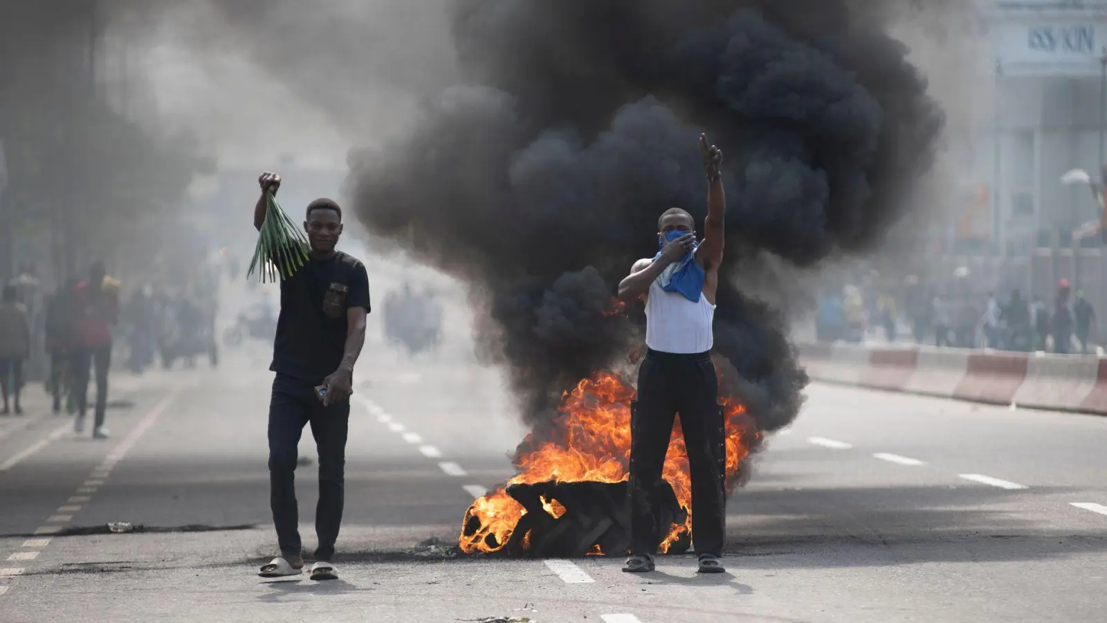 Demonstranten haben mehrere Botschaften angegriffen. (Foto: Samy Ntumba Shambuyi/AP/dpa)